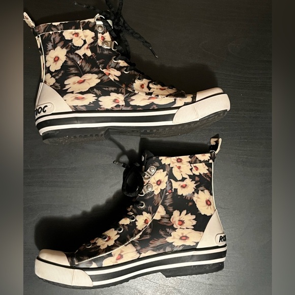 Women's Rainy Midnight Floral Rubber Printed Rain Boot - Picture 9 of 12